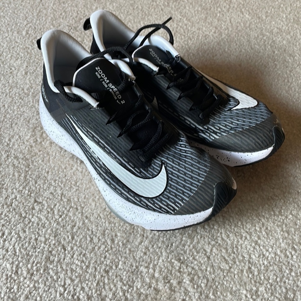 Nike zoom speed 2.  Youth size 4.  ✨EXCELLENT CONDITION✨